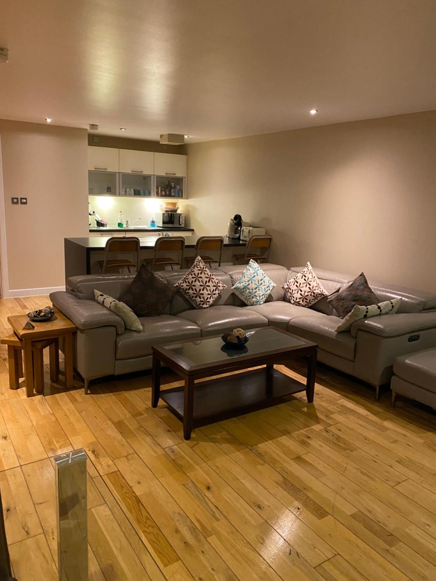 Centre 2 Bedroom Apartment, Secure Parking. Глазго